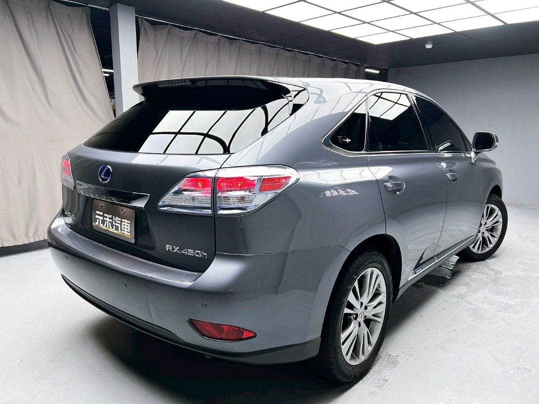 由 abc900616 (刊登 ID 1375720570，圖片 3) 提交，位於 新北市 (New Taipei) 的 2012 Lexus RX450h 頂級版 3.5h 油電 金屬灰 (類別：汽車出售)，說明：🚗2012 Lexus RX450h 頂級版 3.5h 油電 金屬灰 ⚠️來買車找阿吉 專業出擊⚠️ ✅里程保證：30000公里 ✨找阿吉甜甜價：42.8萬（新車售價285萬） ☎️24H服務：0980-528-993 記得找阿吉！（同Line） ❗️截圖來店找阿吉，讓阿吉有個服務的機會❗️ 「找阿吉全館全車系不限年份里程贈188天保固+開立足額發票」 ✨自然進氣/V型六缸/四輪驅動、日系高妥善率運動休旅款、高CP值有空間有舒適、雙前電動冷熱椅/全景天窗/HUD抬頭顯示器/電動尾門、一手車極低里程僅跑3萬公里保證！ 🔥重點配備：前後霧燈、LED頭燈、主動轉向頭燈、全景天窗、方向盤快控鍵、方向盤電動調整、雙區恆溫、雙前電動記憶座椅 、雙前座冷熱通風、後座前後滑移/傾角調整、