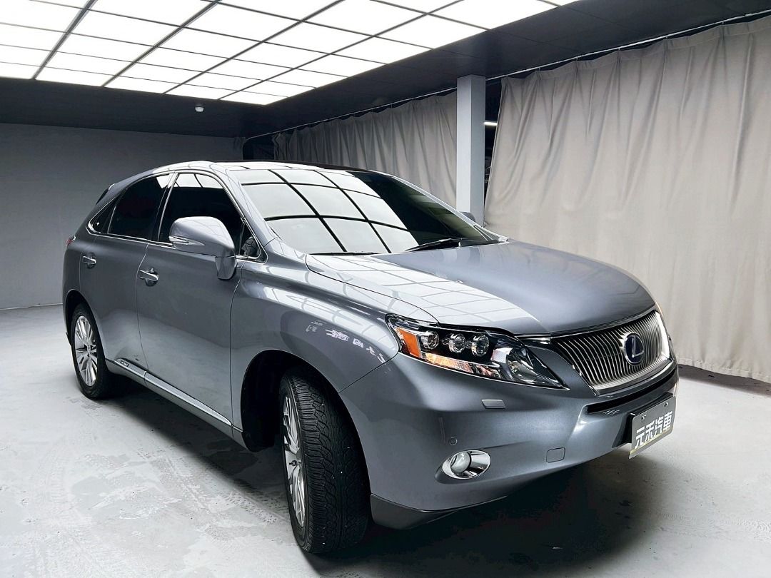 由 abc900616 (刊登 ID 1375720570，圖片 2) 提交，位於 新北市 (New Taipei) 的 2012 Lexus RX450h 頂級版 3.5h 油電 金屬灰 (類別：汽車出售)，說明：🚗2012 Lexus RX450h 頂級版 3.5h 油電 金屬灰 ⚠️來買車找阿吉 專業出擊⚠️ ✅里程保證：30000公里 ✨找阿吉甜甜價：42.8萬（新車售價285萬） ☎️24H服務：0980-528-993 記得找阿吉！（同Line） ❗️截圖來店找阿吉，讓阿吉有個服務的機會❗️ 「找阿吉全館全車系不限年份里程贈188天保固+開立足額發票」 ✨自然進氣/V型六缸/四輪驅動、日系高妥善率運動休旅款、高CP值有空間有舒適、雙前電動冷熱椅/全景天窗/HUD抬頭顯示器/電動尾門、一手車極低里程僅跑3萬公里保證！ 🔥重點配備：前後霧燈、LED頭燈、主動轉向頭燈、全景天窗、方向盤快控鍵、方向盤電動調整、雙區恆溫、雙前電動記憶座椅 、雙前座冷熱通風、後座前後滑移/傾角調整、