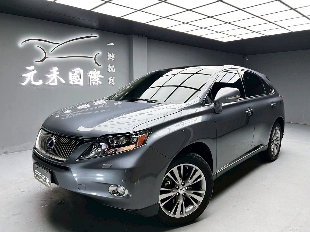 由 abc900616 (刊登 ID 1375720570，圖片 1) 提交，位於 新北市 (New Taipei) 的 2012 Lexus RX450h 頂級版 3.5h 油電 金屬灰 (類別：汽車出售)，說明：🚗2012 Lexus RX450h 頂級版 3.5h 油電 金屬灰 ⚠️來買車找阿吉 專業出擊⚠️ ✅里程保證：30000公里 ✨找阿吉甜甜價：42.8萬（新車售價285萬） ☎️24H服務：0980-528-993 記得找阿吉！（同Line） ❗️截圖來店找阿吉，讓阿吉有個服務的機會❗️ 「找阿吉全館全車系不限年份里程贈188天保固+開立足額發票」 ✨自然進氣/V型六缸/四輪驅動、日系高妥善率運動休旅款、高CP值有空間有舒適、雙前電動冷熱椅/全景天窗/HUD抬頭顯示器/電動尾門、一手車極低里程僅跑3萬公里保證！ 🔥重點配備：前後霧燈、LED頭燈、主動轉向頭燈、全景天窗、方向盤快控鍵、方向盤電動調整、雙區恆溫、雙前電動記憶座椅 、雙前座冷熱通風、後座前後滑移/傾角調整、