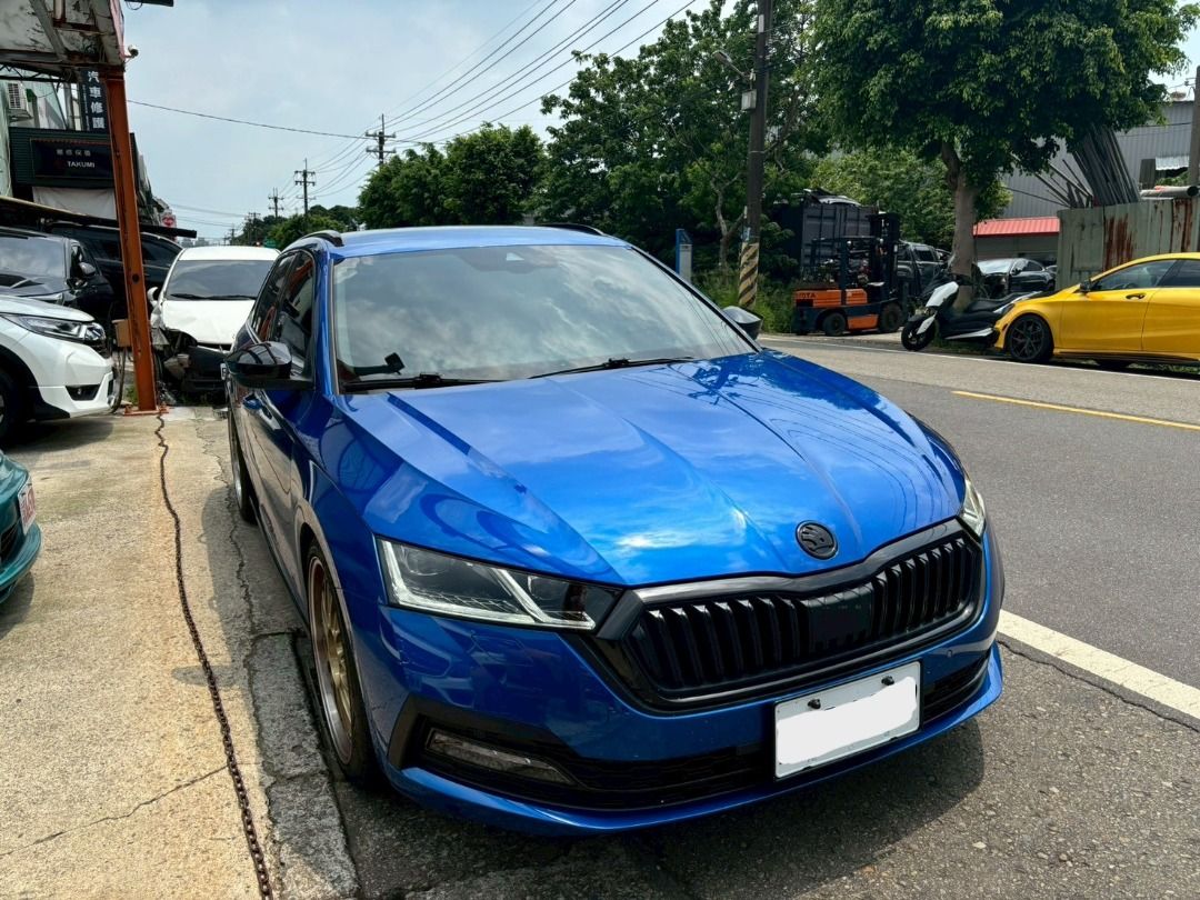 由 rueien2810 (刊登 ID 1375671852，圖片 1) 提交，位於 桃園市 (Taoyuan) 的 2022 Skoda Octavia Combi 2.0 TSI 4x4 (類別：汽車出售)，說明：🚘 2022 Skoda Octavia Combi 2.0 TSI 4x4 📍 原鈑件｜僅跑3萬｜原廠保固中 全車黑化 Maxston Design側裙、尾翼 ENJOY後下巴+四出尾飾管 MS 19吋鋁圈+ Dunlop 060+輪胎剛換 GOLF R 前雙活塞卡鉗+碟盤 後HHC加大碟 AGT倒岔避震器 全台少見 4x4 四輪驅動旅行車 原廠保固持續中，用車無憂 原鈑件＋低里程，車況極優 超大尾廂空間，載人、露營都沒問題！ 📌 旅行車愛好者首選 📌 車況透明、實車在店、可配合貸款 第三方車況鑑定／履約保證 舊換新也沒問題，高價估車 私訊我，立刻安排賞車！。