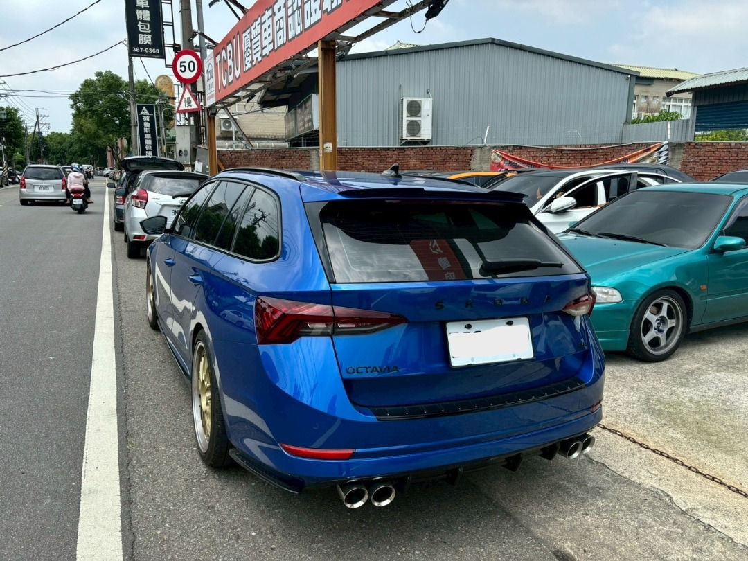 由 rueien2810 (刊登 ID 1375671852，圖片 2) 提交，位於 桃園市 (Taoyuan) 的 2022 Skoda Octavia Combi 2.0 TSI 4x4 (類別：汽車出售)，說明：🚘 2022 Skoda Octavia Combi 2.0 TSI 4x4 📍 原鈑件｜僅跑3萬｜原廠保固中 全車黑化 Maxston Design側裙、尾翼 ENJOY後下巴+四出尾飾管 MS 19吋鋁圈+ Dunlop 060+輪胎剛換 GOLF R 前雙活塞卡鉗+碟盤 後HHC加大碟 AGT倒岔避震器 全台少見 4x4 四輪驅動旅行車 原廠保固持續中，用車無憂 原鈑件＋低里程，車況極優 超大尾廂空間，載人、露營都沒問題！ 📌 旅行車愛好者首選 📌 車況透明、實車在店、可配合貸款 第三方車況鑑定／履約保證 舊換新也沒問題，高價估車 私訊我，立刻安排賞車！。