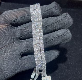 (Category: ) located in . Submitted by luxe.diamondss (Listing ID 1375703516, Image 1). Description: .