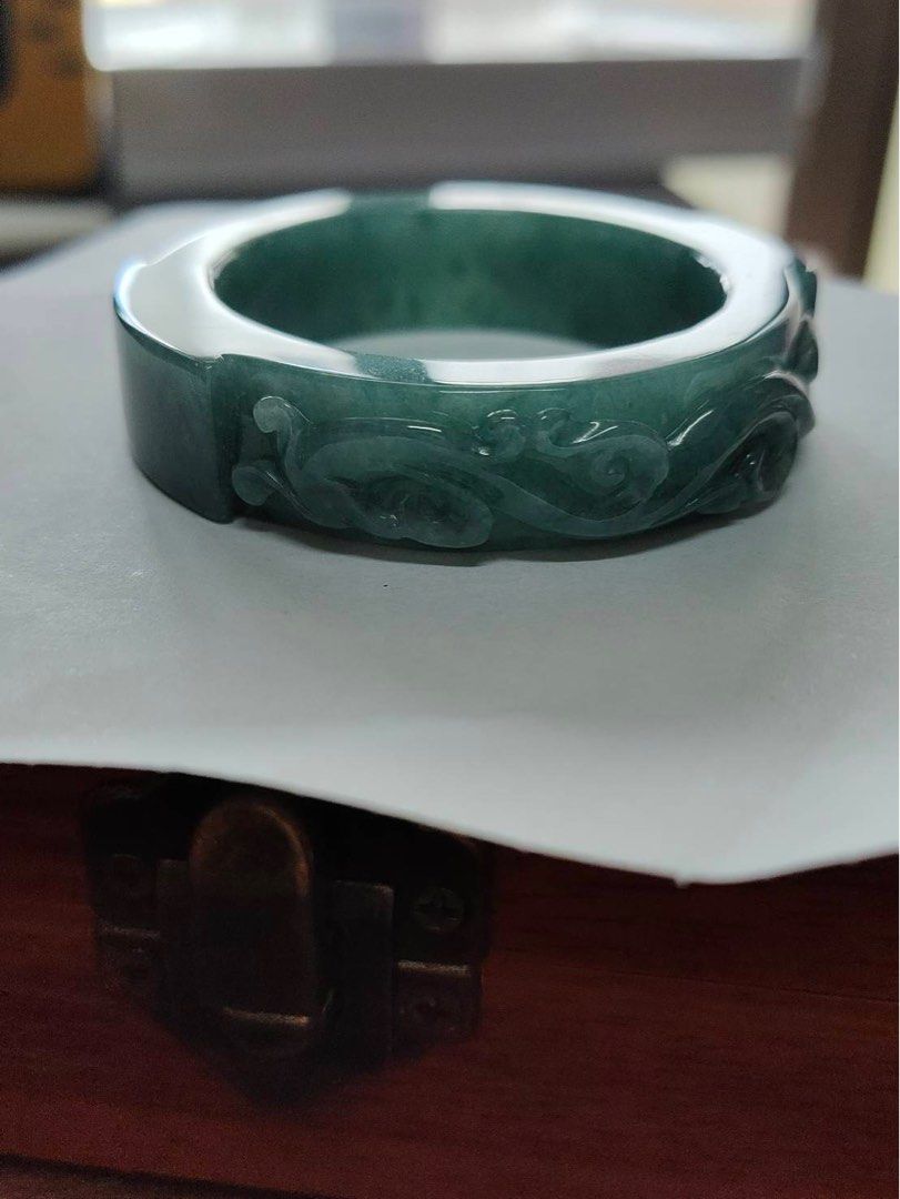 由 han0109 (刊登 ID 1375772797，圖片 2) 提交，位於 屏東縣 (Pingtung) 的 瓜地馬拉/危料仿古雕刻童鐲/寶寶鐲，彌月禮盒 (類別：嬰兒及兒童流行時尚)，說明：商品形態: 手鐲 材質：翡翠/瓜地馬拉 商品保證A貨、不A全額退多少會有色差的 問題，出貨以實品為主， 天然的玉石表面或者內部多少有天然的 礦石紋路，冰裂紋，內含物、雲霧， 礦缺不屬於瑕疵範圍！！ 所有照片皆為蘋果14手機拍攝。 商品圖檔大小顏色因電腦螢幕設定會略有不同，請勿自行想像。 所以色澤難免會略有差異。以收到商品 顏色為準。但是我們保證出貨的產品和 圖片上的款式、料子、等級、都是 一樣的。 商品附贈禮盒裝。。