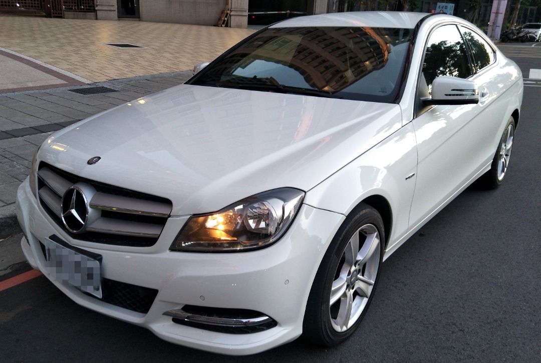由 rongai613 (刊登 ID 1375676112，圖片 1) 提交，位於 新北市 (New Taipei) 的 中古車 2012 C180 賓士 BENZ 1.8L 白色 雙門 代步 專賣 二手 自用 國產 進口 二門 三門 低稅金 (類別：汽車出售)，說明：1.廠牌型號：BENZ C180 ( 1.8L ) 2.車輛年份：2012 / 02 3.預售金額：128000 4.所在地區：新北市林口區文化三路一段225巷22號 5.車輛里程：80000 KM 6.聯絡方式：0982-281-880 吳小姐 7.備註說明：ABS SRS*8 電動座椅*2 恆溫空調 鋁圈 *** 歡迎預約賞車 ***。