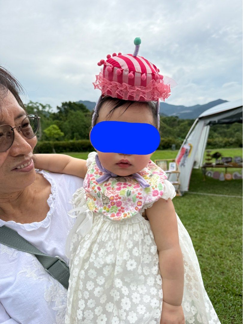 由 f00229448926528 (刊登 ID 1375794651，圖片 1) 提交，位於 台北市 (Taipei) 的 蛋糕帽 蛋糕娃娃帽 抓週 生日帽 生日 (類別：嬰兒及兒童流行時尚)，說明：可愛生日蛋糕帽，僅抓週使用一次，只有使用約10分鐘… 賣場還有其他抓周用品可以參考！。