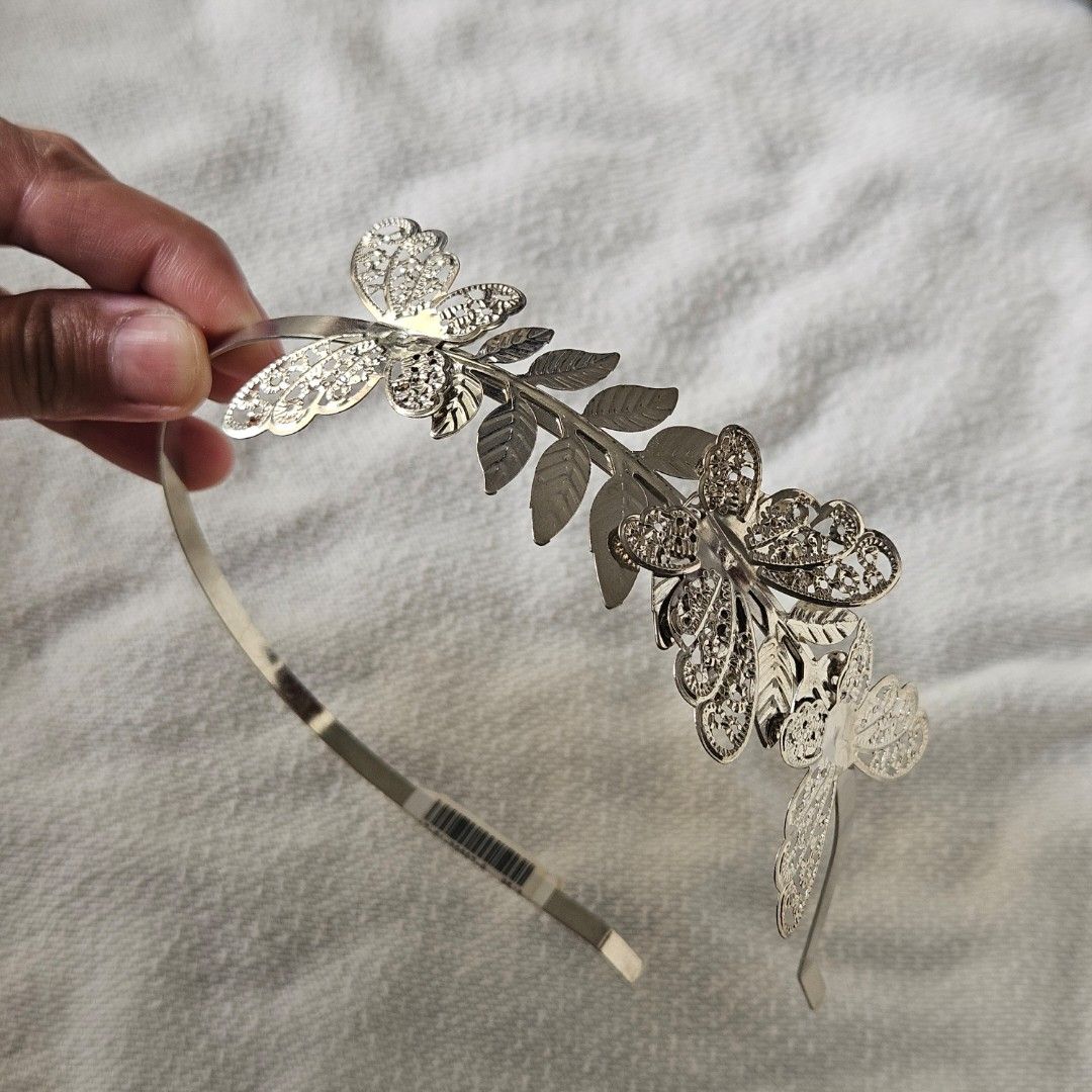 Assorted headbands (Category: Hair Accessories) located in Kuala Lumpur. Submitted by mo_kha (Listing ID 1375708138, Image 3). Description: RM 5 EACH 🖼 Selling item AS SHOWN in pics. Please look at all the pics before confirming. 🙏 Please research the item yourself before confirming. ❓️ Decluttering my house, selling all unused items ❌ Price non-negotiable ❌ No meetup - delivery only ✔️ Mix with other items in my list to save on postage - DM me