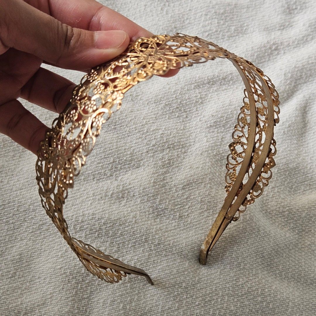 Assorted headbands (Category: Hair Accessories) located in Kuala Lumpur. Submitted by mo_kha (Listing ID 1375708138, Image 2). Description: RM 5 EACH 🖼 Selling item AS SHOWN in pics. Please look at all the pics before confirming. 🙏 Please research the item yourself before confirming. ❓️ Decluttering my house, selling all unused items ❌ Price non-negotiable ❌ No meetup - delivery only ✔️ Mix with other items in my list to save on postage - DM me