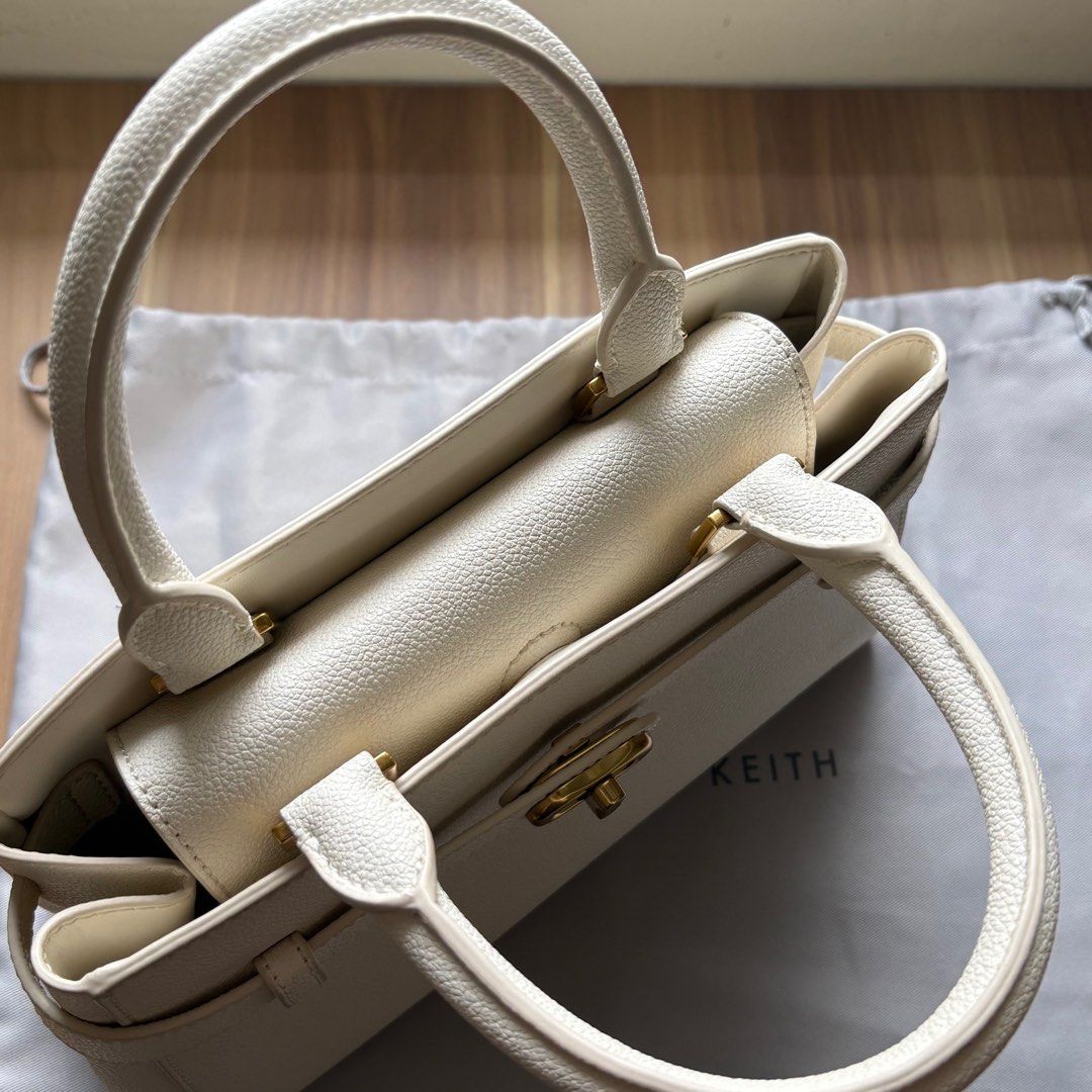 Aubrielle Metalic - Accent Belted Bag Cream (Category: Purses & Pouches) located in Singapore. Submitted by daisypenguin (Listing ID 1375714885, Image 2). Description: Classy piece for semi-formal and formal events. Can be used for casual day outs, date nights, or weddings. Comes with shoulder strap (brand new). Selling only because I am downsizing wardrobe. • 1 inner fold and 1 zipper compartment •Originally 79.90 SGD, no longer available in SG 