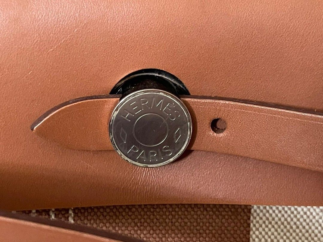 Authentic Hermès Herbag 31 (Category: Bags & Wallets) located in Singapore. Submitted by materialgirl88 (Listing ID 1375752052, Image 2). Description: - Gorgeous Herbag 31, H Toile, PHW. - Comes with original dustbag, receipt. No box. * Selling it for a good friend *.