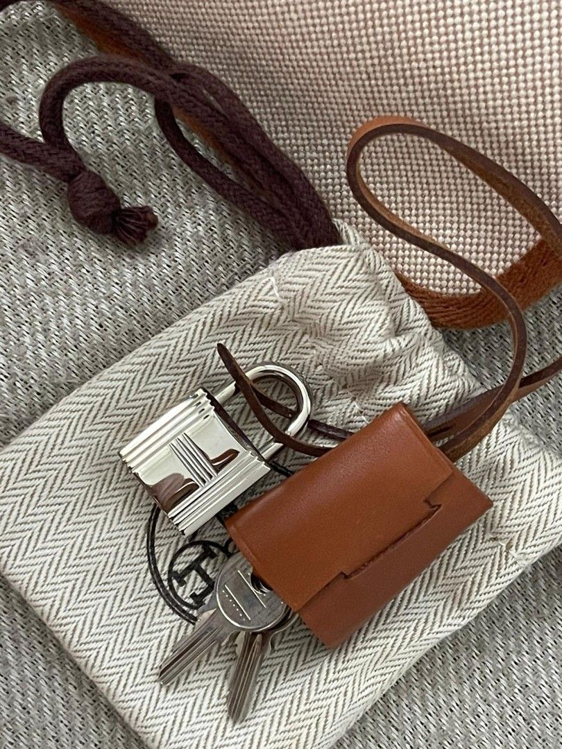Authentic Hermès Herbag 31 (Category: Bags & Wallets) located in Singapore. Submitted by materialgirl88 (Listing ID 1375752052, Image 1). Description: - Gorgeous Herbag 31, H Toile, PHW. - Comes with original dustbag, receipt. No box. * Selling it for a good friend *.