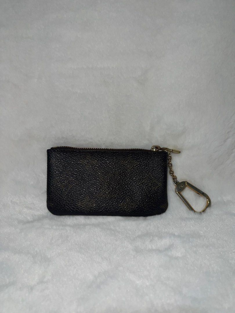 Authentic Louis Vuitton Monogram Key Cles (Category: Luxury Bags & Wallets) located in Paranaque City. Submitted by authentic_mj (Listing ID 1375832609, Image 1). Description: Authentic Louis Vuitton Monogram Key Cles Preloved Authentic from Japan No inclusions No crack Issue: tarnish & sign of usage.