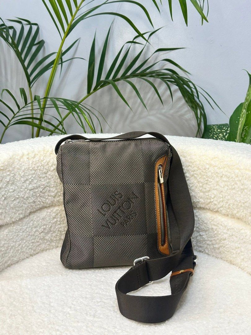 Authentic LV damier geant citadin pm terre (Category: Luxury Bags & Wallets) located in Quezon City. Submitted by jhaediah (Listing ID 1375767773, Image 1). Description: 🧚🏻damier geant citadin pm terre Well used condition, with obvious signs of wear Inclusion: dustbag .