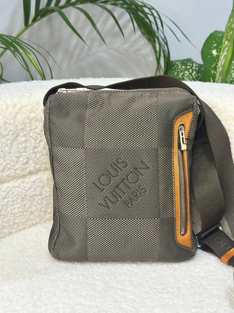 Authentic LV damier geant citadin pm terre (Category: Luxury Bags & Wallets) located in Quezon City. Submitted by jhaediah (Listing ID 1375767773, Image 2). Description: 🧚🏻damier geant citadin pm terre Well used condition, with obvious signs of wear Inclusion: dustbag .