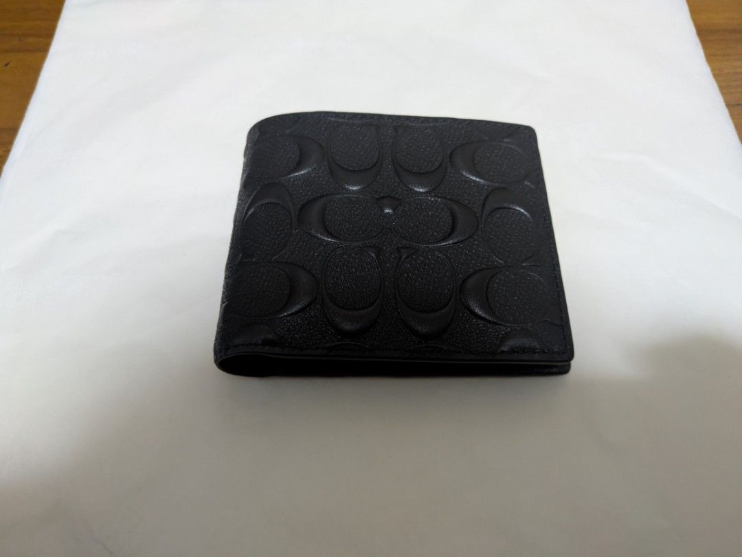 Authentic men Coach Wallet and card holder (Category: Bags & Wallets) located in Singapore. Submitted by ezfastdeals (Listing ID 1375797137, Image 1). Description: .