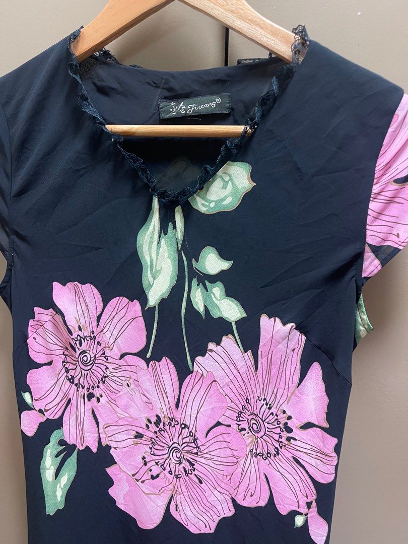 Black Floral Maxi Dress (Category: Dresses) located in Quezon City. Submitted by labyrinthine.ph (Listing ID 1375752873, Image 2). Description: Black maxi with large floral details Has sleeves Body shaping bias cut Fits S-M.