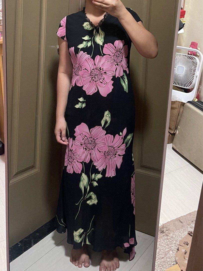 Black Floral Maxi Dress (Category: Dresses) located in Quezon City. Submitted by labyrinthine.ph (Listing ID 1375752873, Image 3). Description: Black maxi with large floral details Has sleeves Body shaping bias cut Fits S-M.