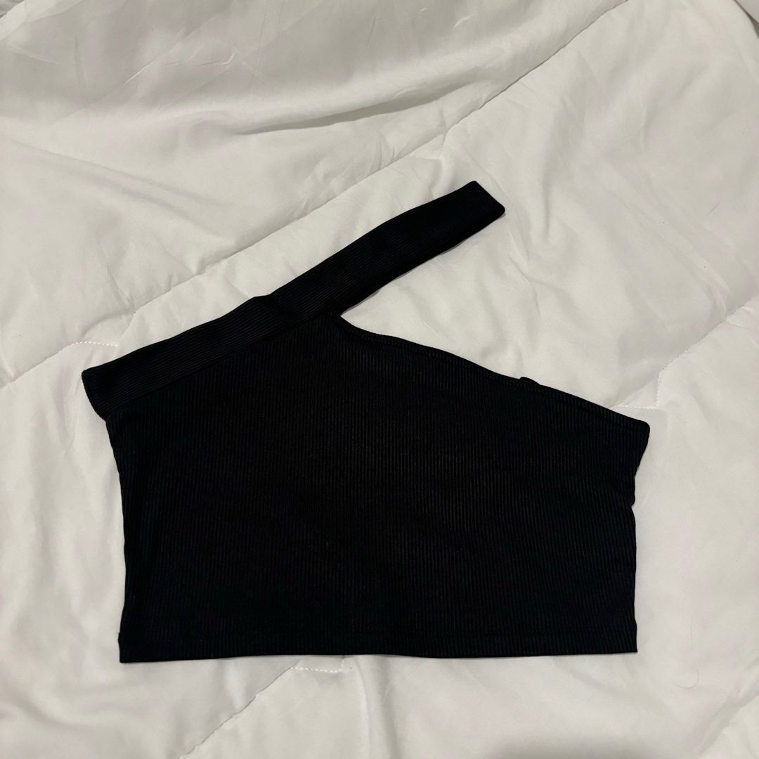 Black One shoulder Top (Category: Sleeveless) located in Quezon City. Submitted by __declutterwithme (Listing ID 1375707080, Image 1). Description: Fits small-medium .
