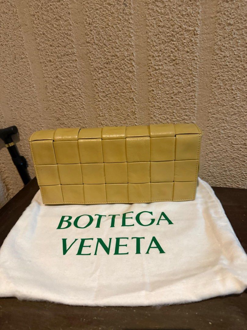 BOTTEGA VENETA CLUTCH (Category: Luxury Bags & Wallets) located in Manila. Submitted by mompreneur_declutterd (Listing ID 1375685583, Image 1). Description: THRIFTED IN JAPAN Not entrupy so selling low Market price around 20/30K pre-loved .