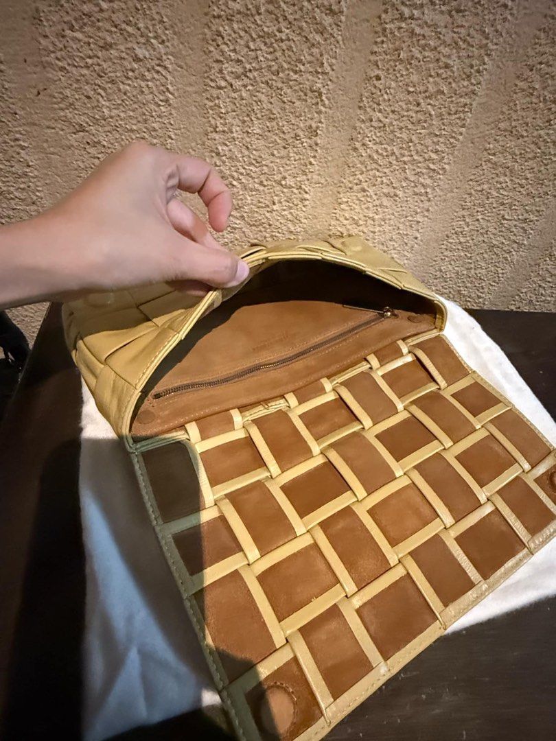 BOTTEGA VENETA CLUTCH (Category: Luxury Bags & Wallets) located in Manila. Submitted by mompreneur_declutterd (Listing ID 1375685583, Image 3). Description: THRIFTED IN JAPAN Not entrupy so selling low Market price around 20/30K pre-loved .