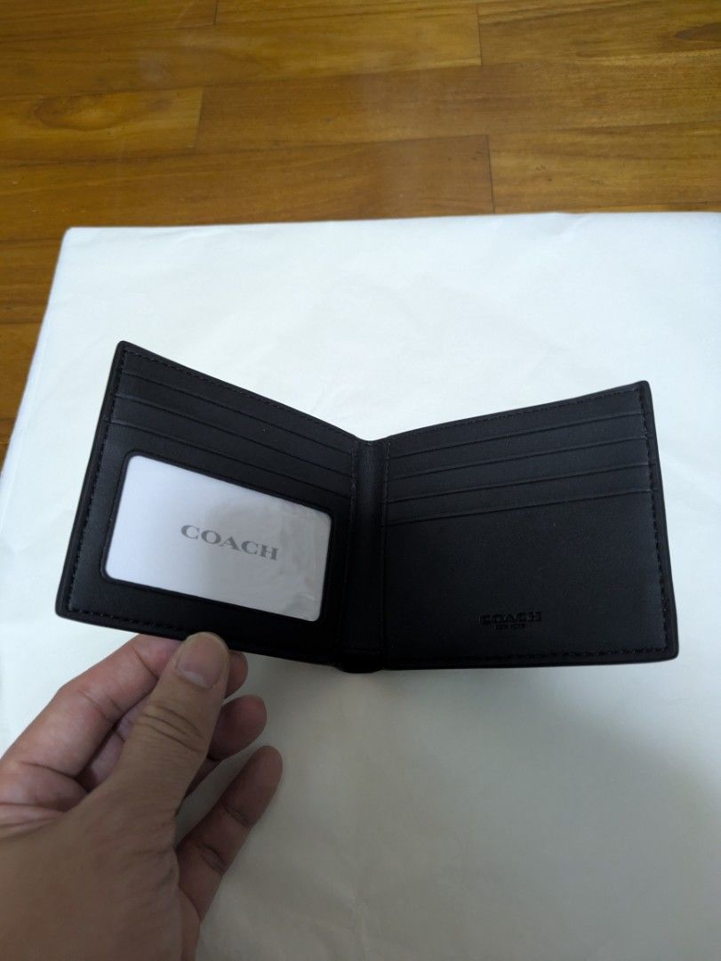 Brand New men Coach Wallet (Category: Bags & Wallets) located in Singapore. Submitted by ezfastdeals (Listing ID 1375798389, Image 2). Description: .