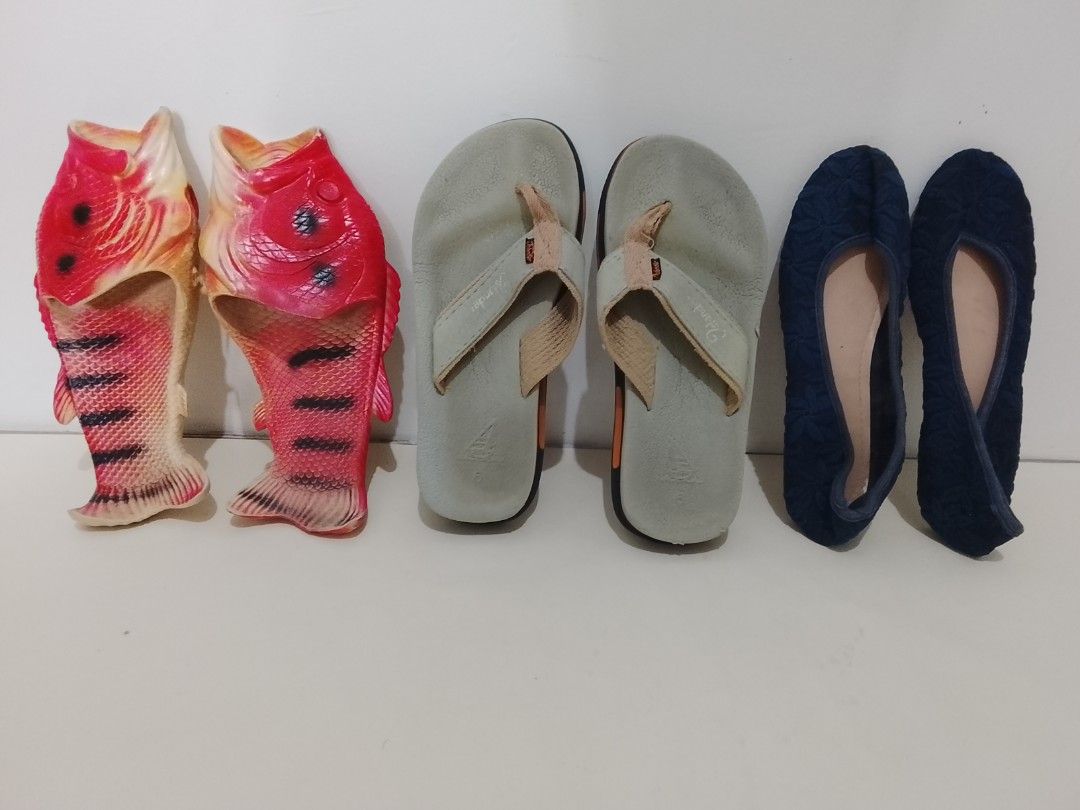 Bundle Assorted Slippers & Shoes Take All (Category: Slippers and slides) located in Santa Rosa. Submitted by kamisato_co (Listing ID 1375774074, Image 2). Description: Bundle Assorted Slippers & Shoes Take All 1 Fish Slipper 1 Islander Slipper 1 Blue Flat Shoes.