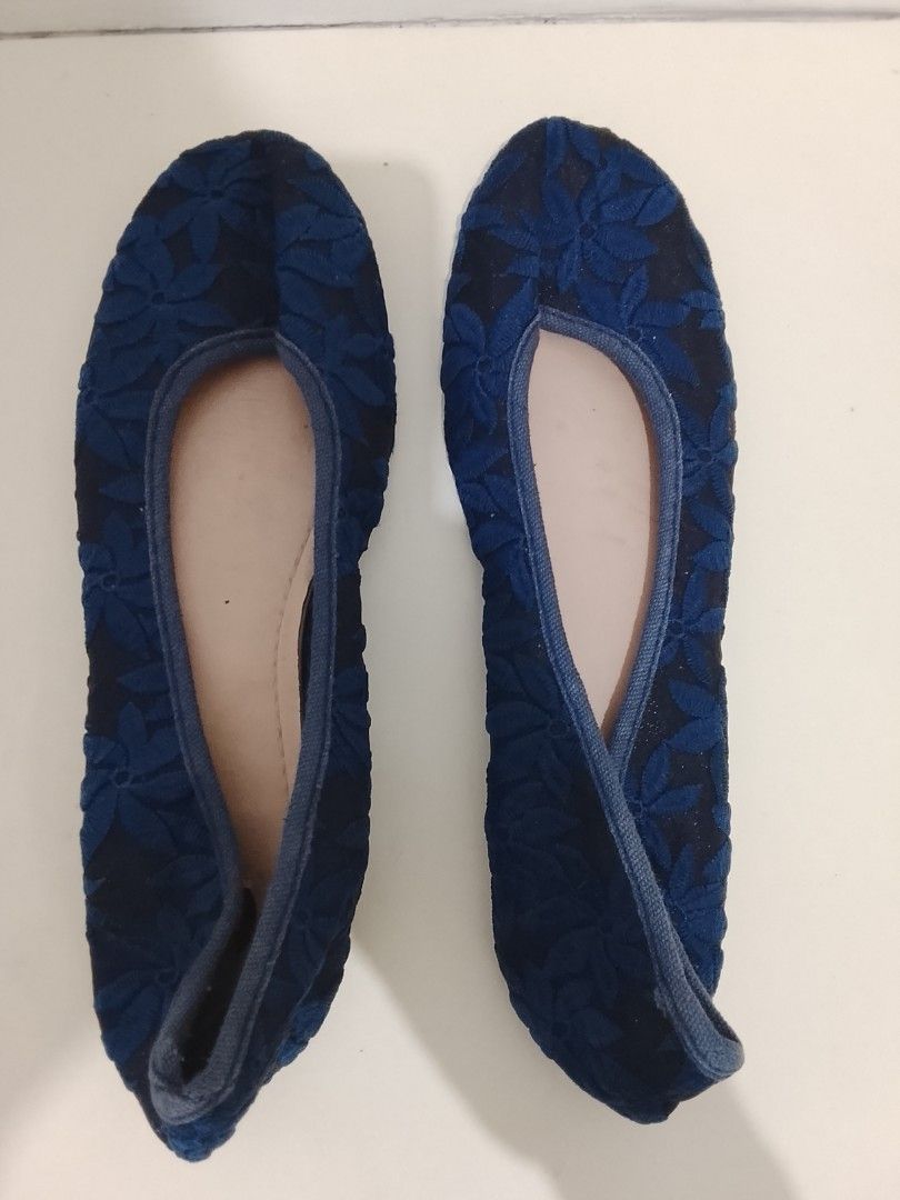 Bundle Assorted Slippers & Shoes Take All (Category: Slippers and slides) located in Santa Rosa. Submitted by kamisato_co (Listing ID 1375774074, Image 3). Description: Bundle Assorted Slippers & Shoes Take All 1 Fish Slipper 1 Islander Slipper 1 Blue Flat Shoes.