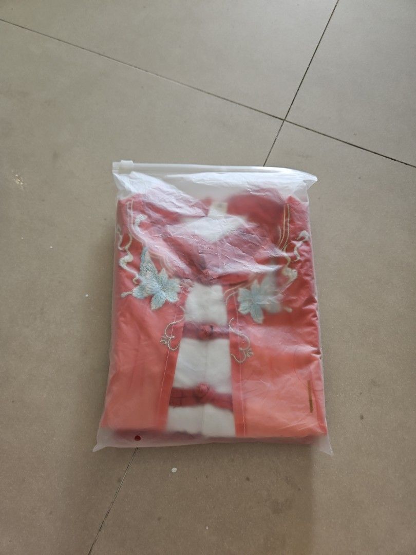 Chinese Costume / CNY Costume / New Year Costume (Category: Babies & Kids Fashion) located in Singapore. Submitted by junekathy (Listing ID 1375681458, Image 3). Description: Size 110, only worn 1 time Self collect at S560301 Top $2.50 for mailing.