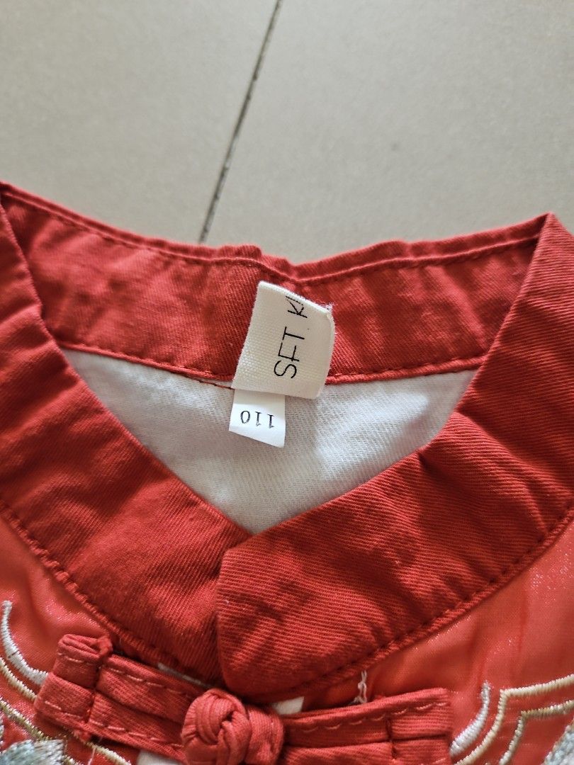 Chinese Costume / CNY Costume / New Year Costume (Category: Babies & Kids Fashion) located in Singapore. Submitted by junekathy (Listing ID 1375681458, Image 2). Description: Size 110, only worn 1 time Self collect at S560301 Top $2.50 for mailing.