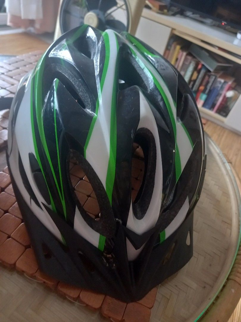 Helmets (Category: Looking For) located in Kuala Lumpur. Submitted by pickerfamily_91 (Listing ID 1375768192, Image 3). Description: Topi basikal dewasa jarang guna ambil 2 rm50.