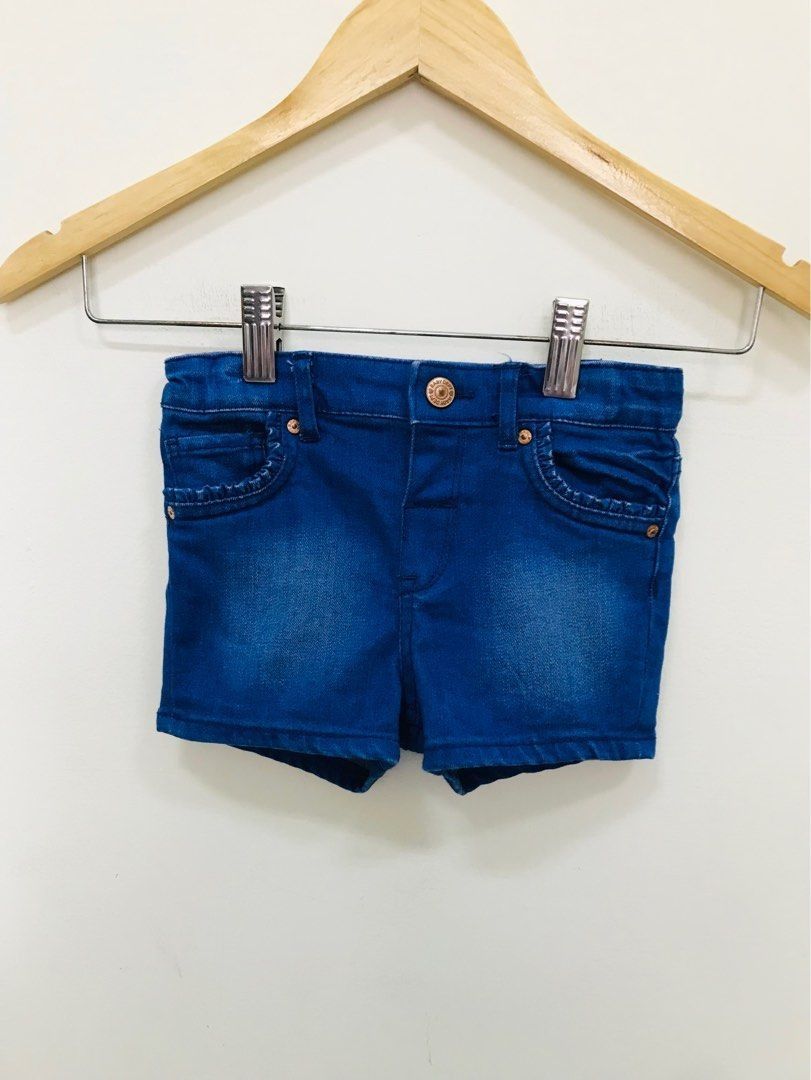 由 chun298471 (刊登 ID 1375720046，圖片 1) 提交，位於 台中市 (Taichung) 的 H&M 牛仔短褲 (類別：嬰兒及兒童流行時尚)，說明：僅穿一次 尺碼12-18M。