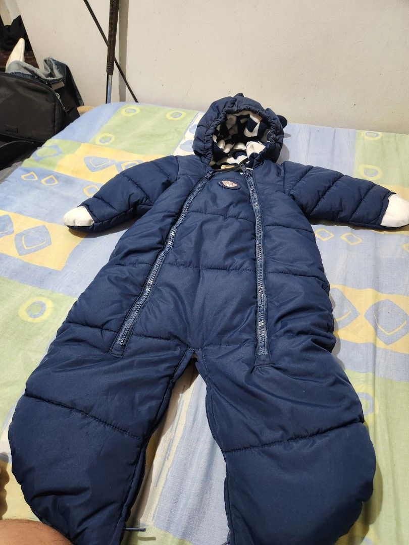 H&M HOODEd winter Jacket for Infant (Category: Babies & Kids Fashion) located in Caloocan City. Submitted by comargo (Listing ID 1375785998, Image 2). Description: good condition naka tambak nalng.. twice lang na gamit.. gud for 3 to 7 months depende din sa laki ng bata. pick up north caloocan bagumbong....