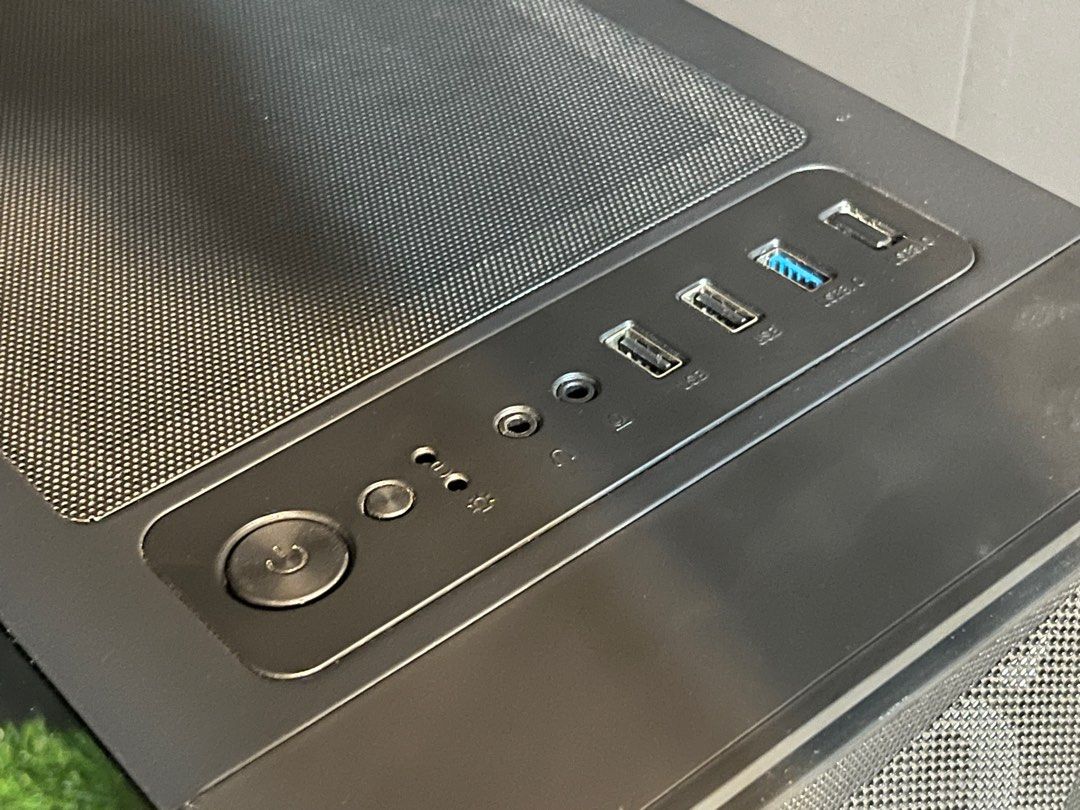 由 ade2284 (刊登 ID 1375789753，圖片 2) 提交，位於 桃園市 (Taoyuan) 的 Intel i5 文書中階遊戲主機 RX570/16G RAM/480G SSD 文書 遊戲 桌機 桌上型電腦 (類別：桌上電腦或筆記型電腦)，說明：手邊換下零件自組電腦，內部已有清潔整理，散熱膏重新上過 日常可文書影音使用，市面上一些遊戲開中低畫質基本上還應付的來，附上3Dmark燒機跑分測試圖 CPU：Intel i5-6400 散熱器：Cooler Master Z50 鋁鰭片下壓式散熱器 GPU：GIGABYTE Radeon RX570 GAMING 主機板：ASUS Z270 DRAGON RAM : ADATA、Transcend DDR4 16G (8G*2) 硬碟：Kingston A400 480G 電源：曜越 80+銅牌 450w（附電源線） 機殼：Mavoly 玻璃側透機殼（內附四顆RGB風扇） 桃園地區面交自取，不遠可幫忙送取。