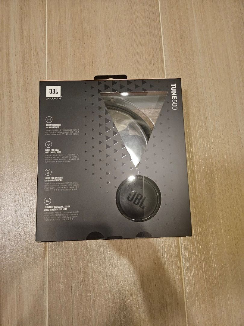 JBL Tune 500 (Category: Headphones & Headsets) located in Las Pinas. Submitted by carinooo.com (Listing ID 1375776791, Image 2). Description: Hi! Bought this at Octagon SM southmall this year for 1700, for my little brother's electric drum set (which is also for sale, Dm me for pics) Can pass off as brand new! Comes with warranty, Box is still in mint condition. Perfect gift. 🌿 These are the JBL tune 500's, Super light, foldable and great sound.