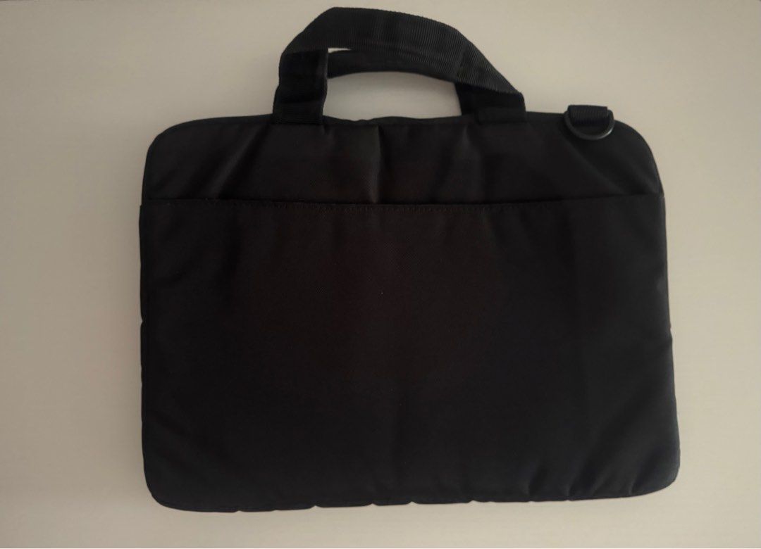 Targus laptop bag for 14 inches or smaller laptops (Category: Laptop Bags & Sleeves) located in Singapore. Submitted by splits1470215 (Listing ID 1375737153, Image 2). Description: Length of laptop pocket: approx 31.5cm Interior is bright green External dimensions Length:35cm Height:26cm Thickness:2cm Shoulder strap comes with shoulder pad .