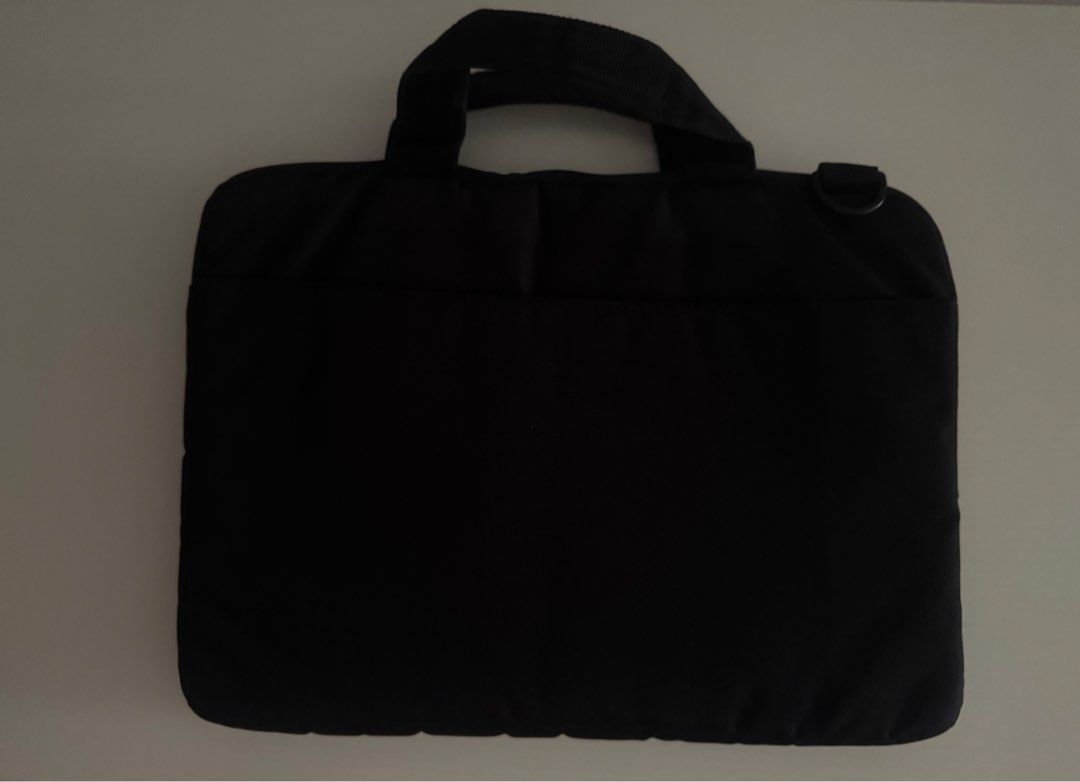 Targus laptop bag for 14 inches or smaller laptops (Category: Laptop Bags & Sleeves) located in Singapore. Submitted by splits1470215 (Listing ID 1375737153, Image 1). Description: Length of laptop pocket: approx 31.5cm Interior is bright green External dimensions Length:35cm Height:26cm Thickness:2cm Shoulder strap comes with shoulder pad .