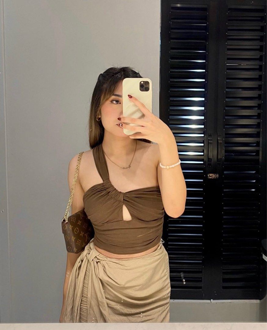 Linen Midi Skirt (Category: Skirts) located in Davao. Submitted by byeooool (Listing ID 1375666346, Image 3). Description: • bought this from another carouseller! (carinescloset) • made in the philippines. not thrifted by the previous seller. not mass produced. it was brand new when i got it :) i only used it once. • premium, high quality linen. would rather keep than sell lower. orig price was 1295 • brand on tag is CRISP. size xs. design is zar