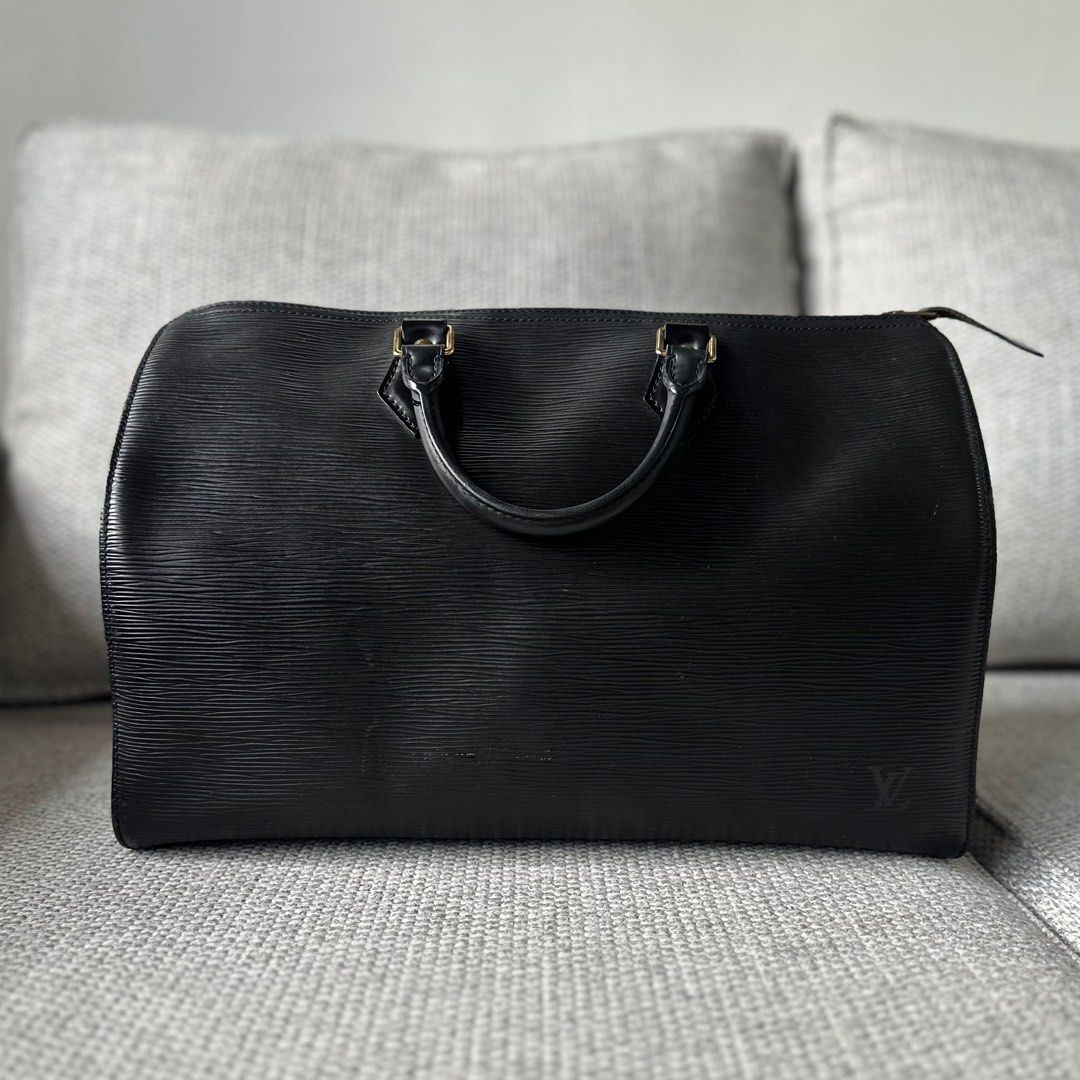 LOUIS VUITTON Speedy 40 – Black Epi Leather (Category: Luxury Bags & Wallets) located in Paranaque City. Submitted by megsluxefinds (Listing ID 1375787441, Image 1). Description: LOUISw VUITTON Speedy 40 – Black Epi Leather Rank A ₱22,000 with padlock only Check out my IG shop: @megsluxefinds.