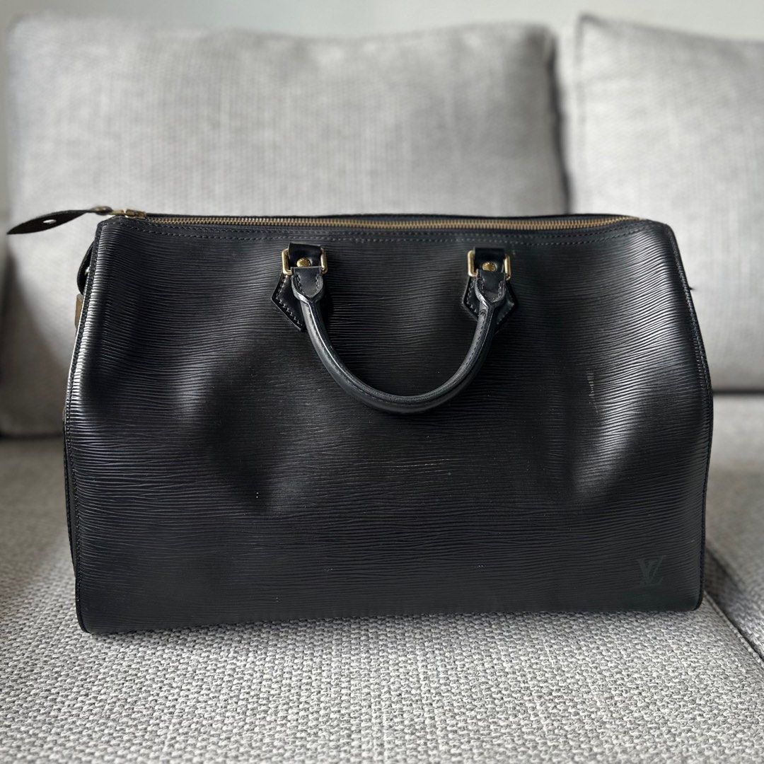 LOUIS VUITTON Speedy 40 – Black Epi Leather (Category: Luxury Bags & Wallets) located in Paranaque City. Submitted by megsluxefinds (Listing ID 1375787441, Image 3). Description: LOUISw VUITTON Speedy 40 – Black Epi Leather Rank A ₱22,000 with padlock only Check out my IG shop: @megsluxefinds.