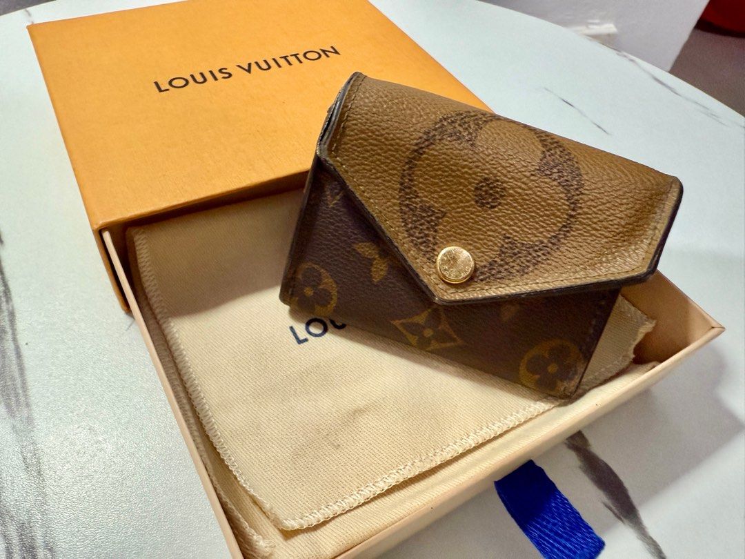 LV Zoe Wallet (Category: Luxury Bags & Wallets) located in Las Pinas. Submitted by mjessicaya (Listing ID 1375653684, Image 1). Description: Zoé Monogram Reverse Giant Canvas Bought: 2022 at Solaire, Manila Inclusion: box, dustbag with engraving “LES” .