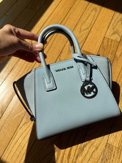 (Category: ) located in . Submitted by clearwardrobe (Listing ID 1375802198, Image 1). Description: .