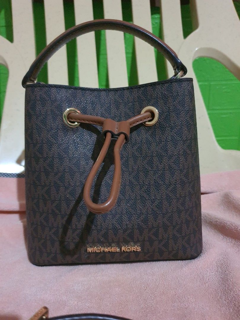 MK small 2 way Bag bucket small (Category: Luxury Bags & Wallets) located in Cabanatuan. Submitted by mikaela_karla (Listing ID 1375660072, Image 3). Description: issue: sa rubber lining kabitan ng sling, see last 2 picture. over all makinis walang gasgas, walang dumi sa loob. cop via lbc ang shipping. payment 1st sa item. fix price..