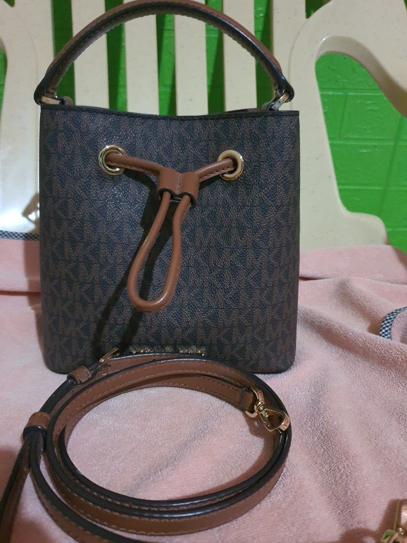 MK small 2 way Bag bucket small (Category: Luxury Bags & Wallets) located in Cabanatuan. Submitted by mikaela_karla (Listing ID 1375660072, Image 1). Description: issue: sa rubber lining kabitan ng sling, see last 2 picture. over all makinis walang gasgas, walang dumi sa loob. cop via lbc ang shipping. payment 1st sa item. fix price..