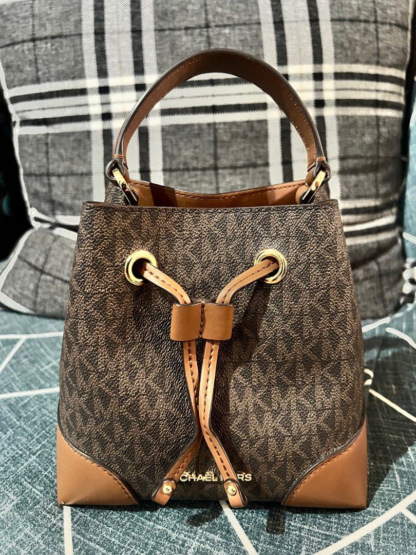 MK Small Logo Bucket Bag (Category: Luxury Bags & Wallets) located in Tarlac. Submitted by ysasaints (Listing ID 1375667586, Image 1). Description: See picture .