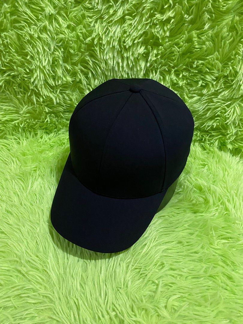 Plain Black Cap by Babaton (Category: Caps & Hats) located in Makati City. Submitted by cap_garden (Listing ID 1375703378, Image 2). Description: Brand : Babaton Color : Black Size : Osfa Price : ₱750 Condition : Like New Issue : None Location: Bel Air Makati Mop: Gcash Only (NO COD / COP) Shipping: LBC / Lalamove No Return / No Exchange.