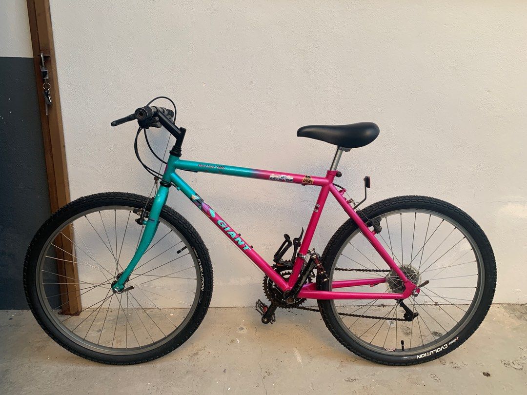 Retro Giant MTB (Category: Announcements) located in Jitra. Submitted by jelanishaari (Listing ID 1375665382, Image 2). Description: Steel frame & fork. Gear setup - 3X7 (21 speed. 26 er. All original parts & paints. .