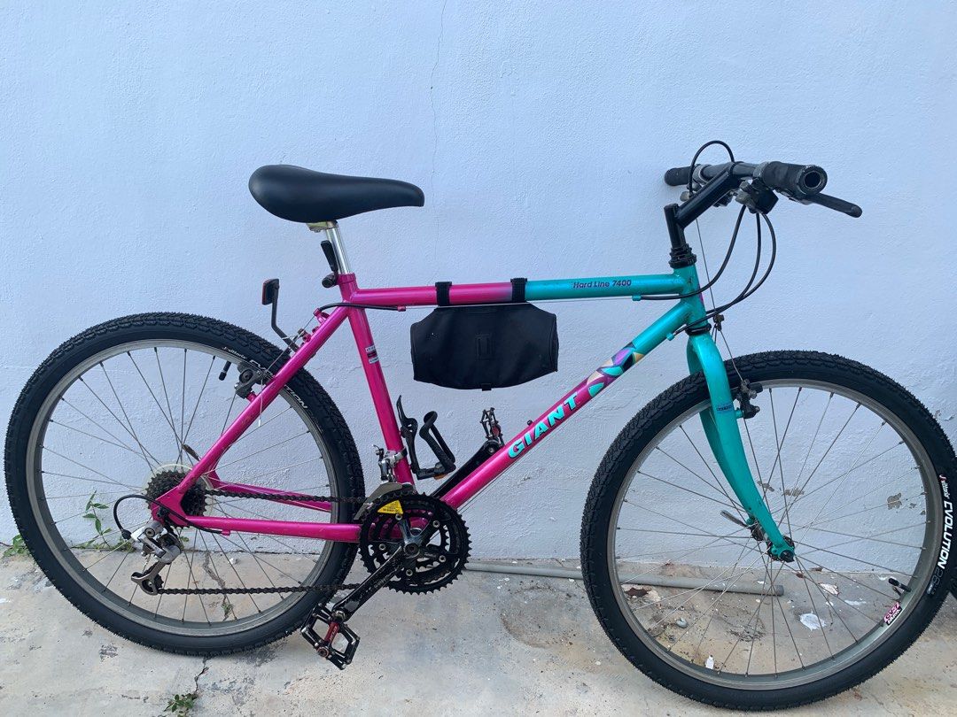 Retro Giant MTB (Category: Announcements) located in Jitra. Submitted by jelanishaari (Listing ID 1375665382, Image 1). Description: Steel frame & fork. Gear setup - 3X7 (21 speed. 26 er. All original parts & paints. .