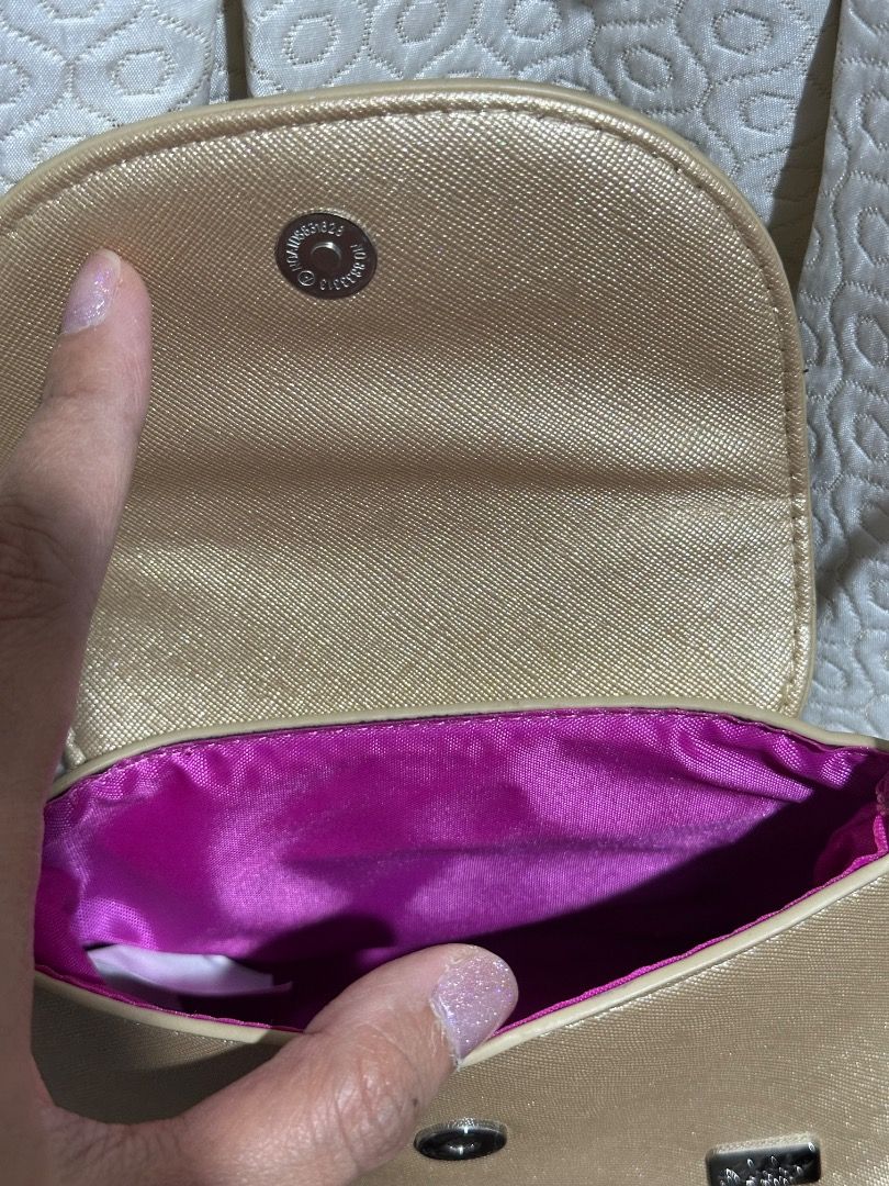 Robby Rabbit Sling Bag (Category: Babies & Kids Fashion) located in Mandaluyong City. Submitted by soleil16 (Listing ID 1375837643, Image 2). Description: Used twice. Bought it for P800 at SM Store.