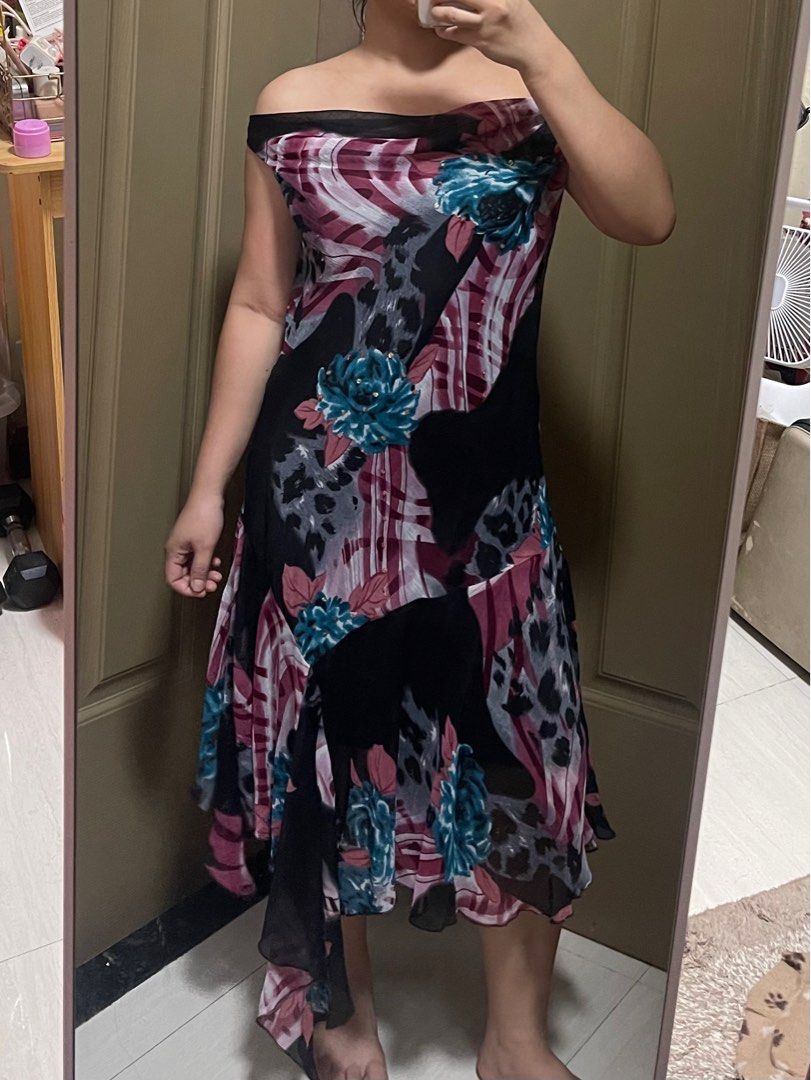 Sequin Beaded Cowl Black Bias Dress (Category: Dresses) located in Quezon City. Submitted by labyrinthine.ph (Listing ID 1375753425, Image 3). Description: Fits small-M Large on tag but best fits semi M to M Can be worn as off shoulder Has cute sequin and beads details Body hugging, cut on bias.