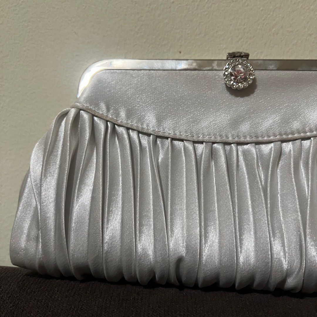 Silver Pleated clutch with removable chain (Category: Clutches) located in Manila. Submitted by shaee__ (Listing ID 1375784506, Image 2). Description: .