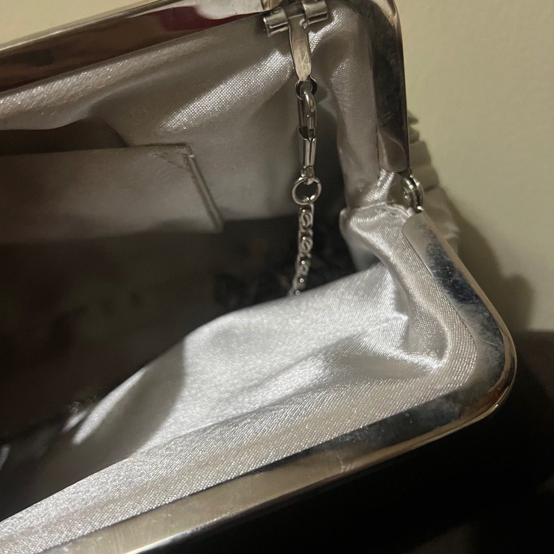 Silver Pleated clutch with removable chain (Category: Clutches) located in Manila. Submitted by shaee__ (Listing ID 1375784506, Image 3). Description: .